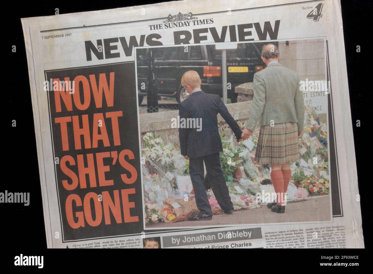 Prinz Harry hält die Hand von Prinz Charles, The Sunday Times bei der Beerdigung von Diana, Prinzessin von Wales am 6. September 1997 (Papierdatum 7. September 97) Stockfoto