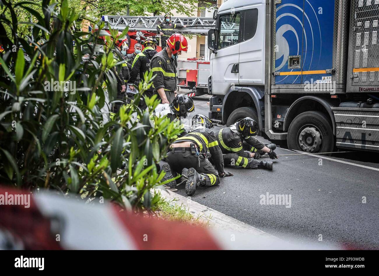 * KEIN INTERNET * KEINE ZEITUNGEN * Rom, Truck versinkt in einer Kluft in der Via dei Colli Portuensi. Stockfoto
