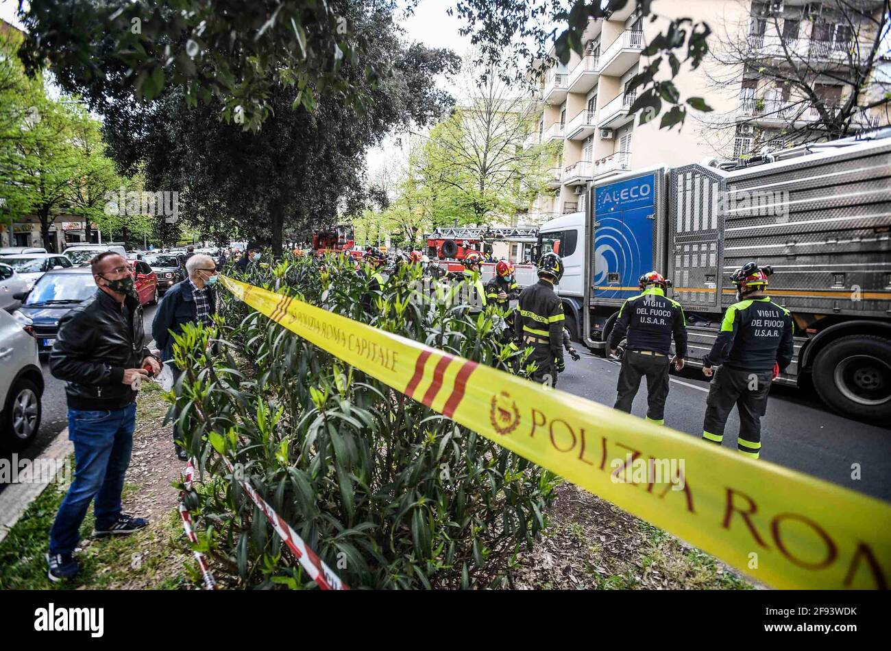 * KEIN INTERNET * KEINE ZEITUNGEN * Rom, Truck versinkt in einer Kluft in der Via dei Colli Portuensi. Stockfoto