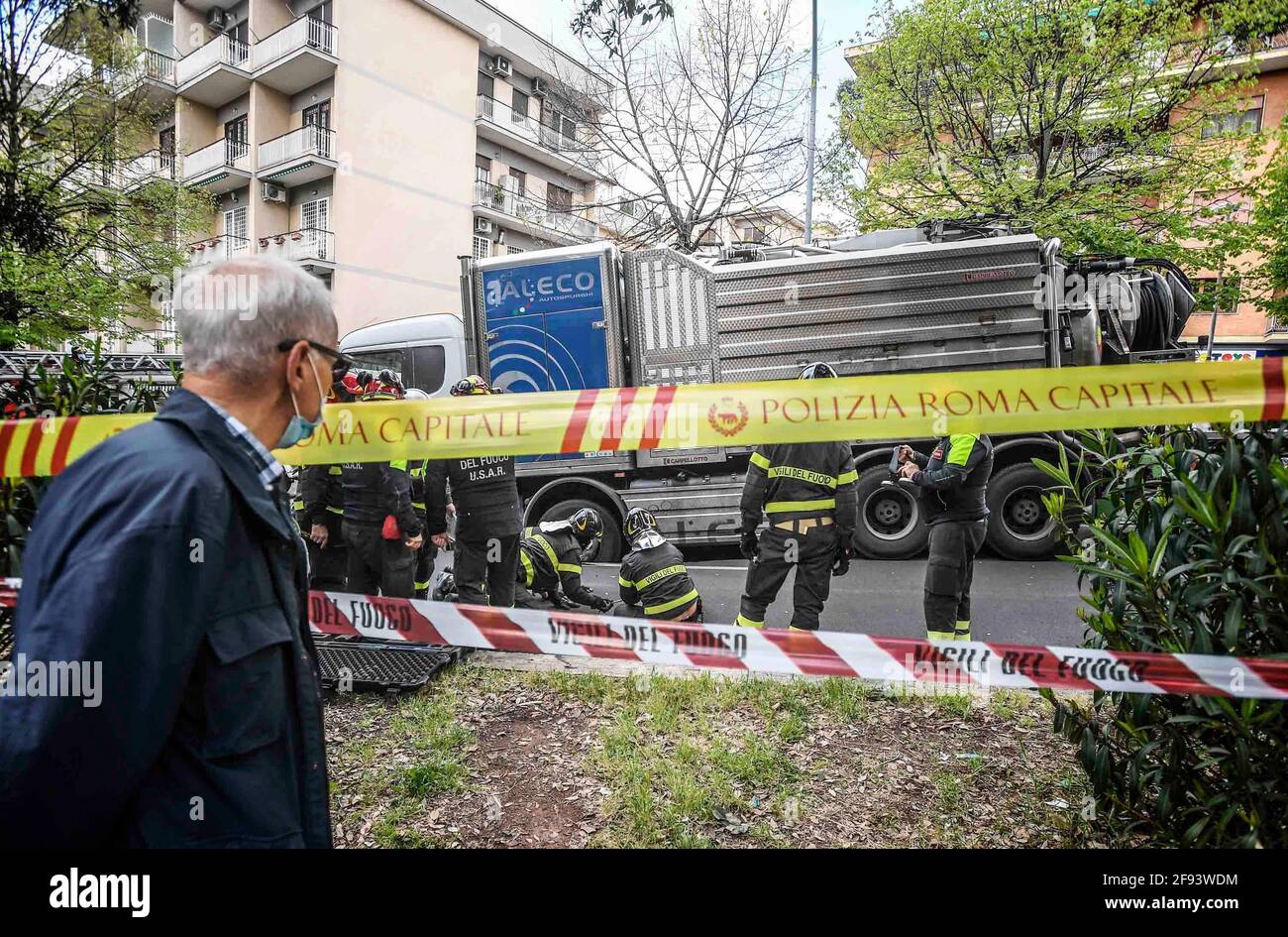 * KEIN INTERNET * KEINE ZEITUNGEN * Rom, Truck versinkt in einer Kluft in der Via dei Colli Portuensi. Stockfoto
