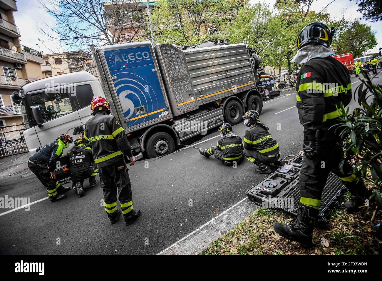 * KEIN INTERNET * KEINE ZEITUNGEN * Rom, Truck versinkt in einer Kluft in der Via dei Colli Portuensi. Stockfoto