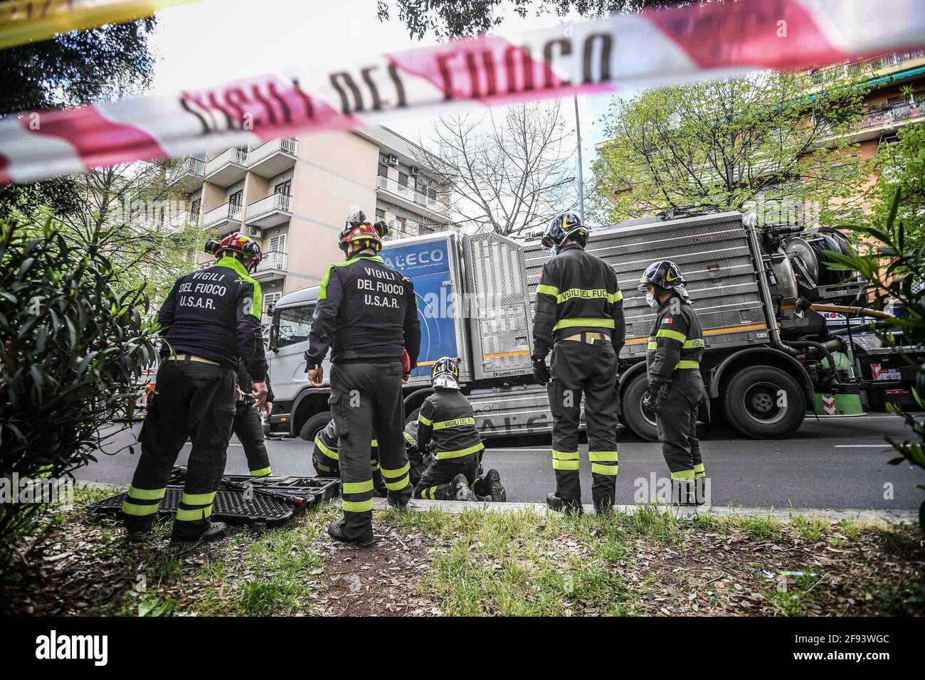 * KEIN INTERNET * KEINE ZEITUNGEN * Rom, Truck versinkt in einer Kluft in der Via dei Colli Portuensi. Stockfoto