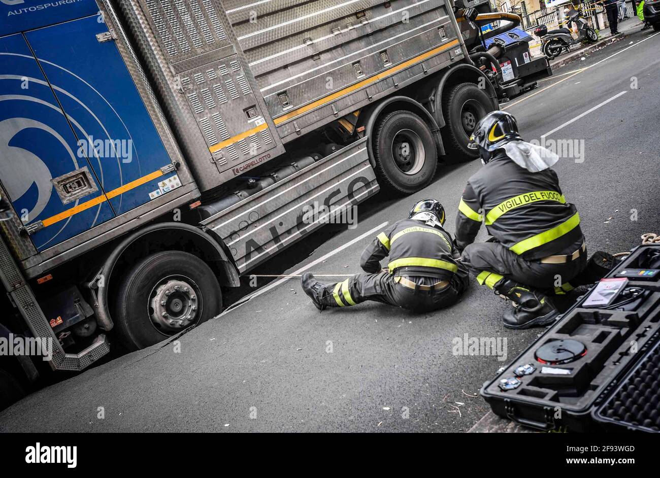 * KEIN INTERNET * KEINE ZEITUNGEN * Rom, Truck versinkt in einer Kluft in der Via dei Colli Portuensi. Stockfoto