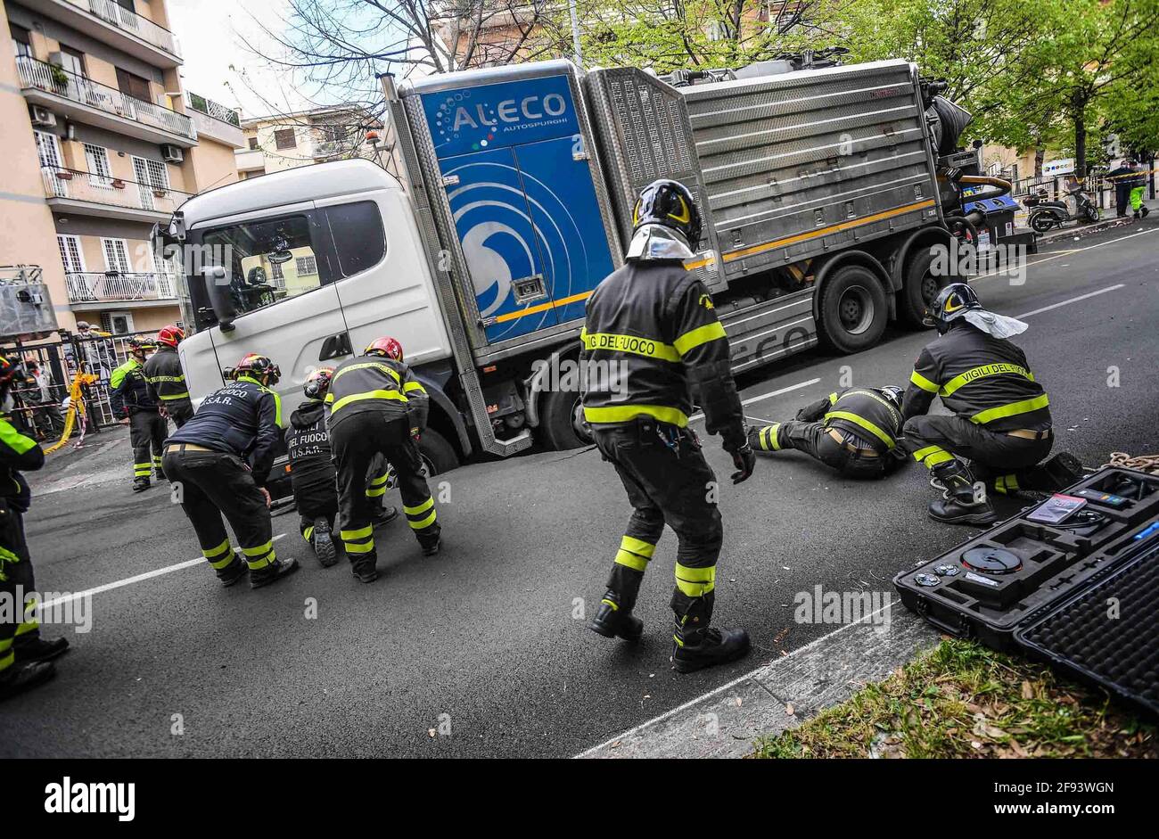 * KEIN INTERNET * KEINE ZEITUNGEN * Rom, Truck versinkt in einer Kluft in der Via dei Colli Portuensi. Stockfoto
