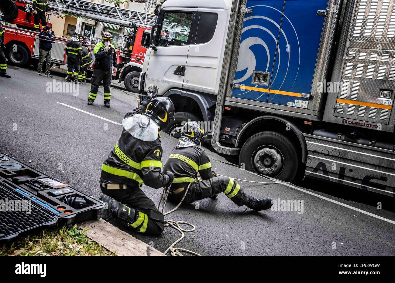 * KEIN INTERNET * KEINE ZEITUNGEN * Rom, Truck versinkt in einer Kluft in der Via dei Colli Portuensi. Stockfoto
