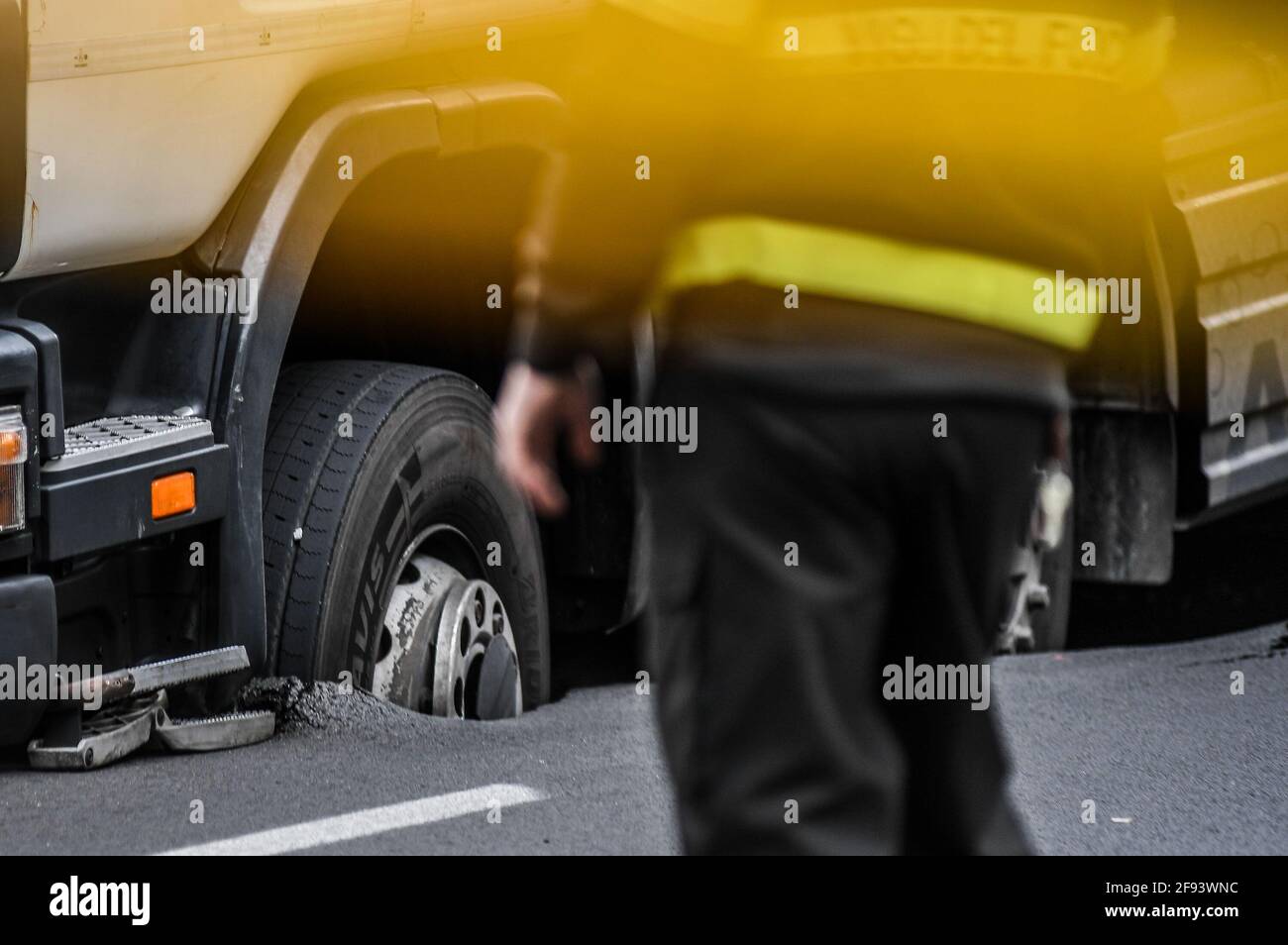 * KEIN INTERNET * KEINE ZEITUNGEN * Rom, Truck versinkt in einer Kluft in der Via dei Colli Portuensi. Stockfoto