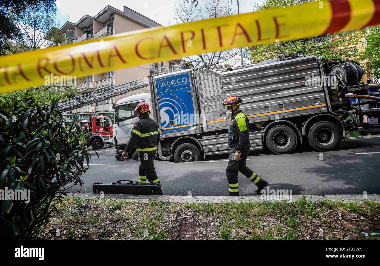 * KEIN INTERNET * KEINE ZEITUNGEN * Rom, Truck versinkt in einer Kluft in der Via dei Colli Portuensi. Stockfoto