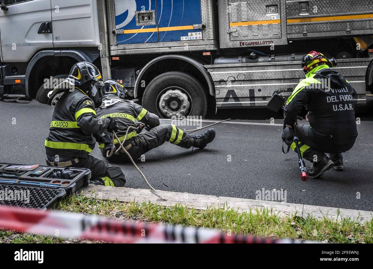 * KEIN INTERNET * KEINE ZEITUNGEN * Rom, Truck versinkt in einer Kluft in der Via dei Colli Portuensi. Stockfoto