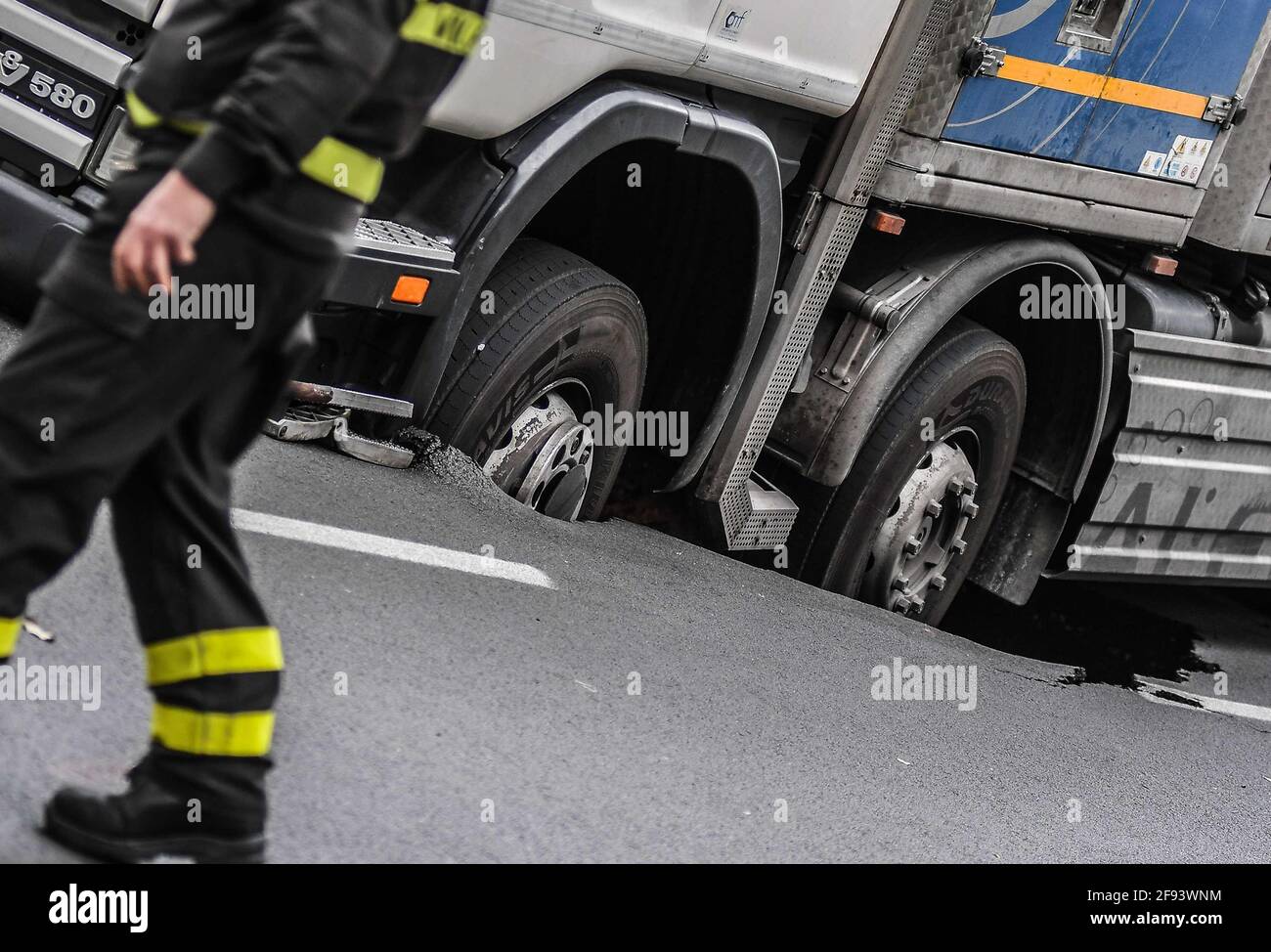 * KEIN INTERNET * KEINE ZEITUNGEN * Rom, Truck versinkt in einer Kluft in der Via dei Colli Portuensi. Stockfoto
