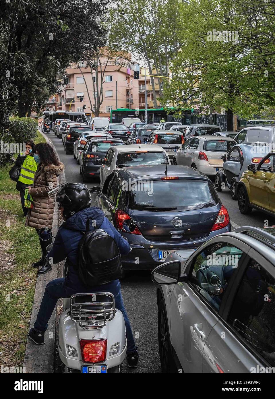 * KEIN INTERNET * KEINE ZEITUNGEN * Rom, Truck versinkt in einer Kluft in der Via dei Colli Portuensi. Stockfoto