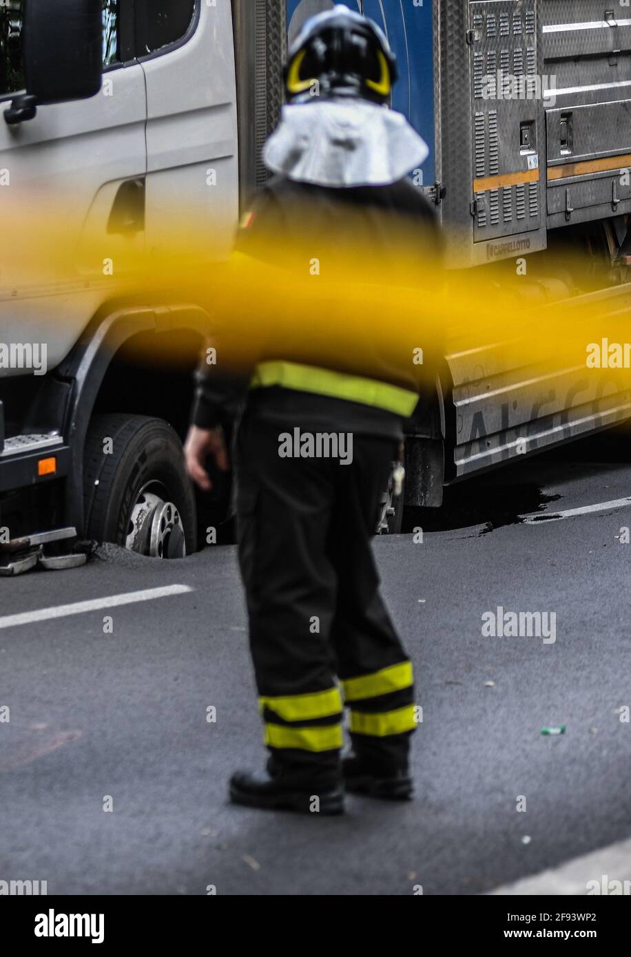 * KEIN INTERNET * KEINE ZEITUNGEN * Rom, Truck versinkt in einer Kluft in der Via dei Colli Portuensi. Stockfoto