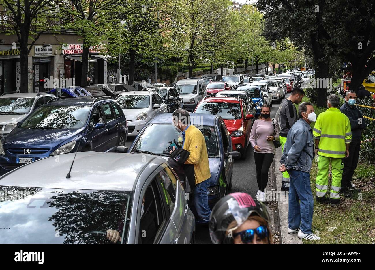 * KEIN INTERNET * KEINE ZEITUNGEN * Rom, Truck versinkt in einer Kluft in der Via dei Colli Portuensi. Stockfoto