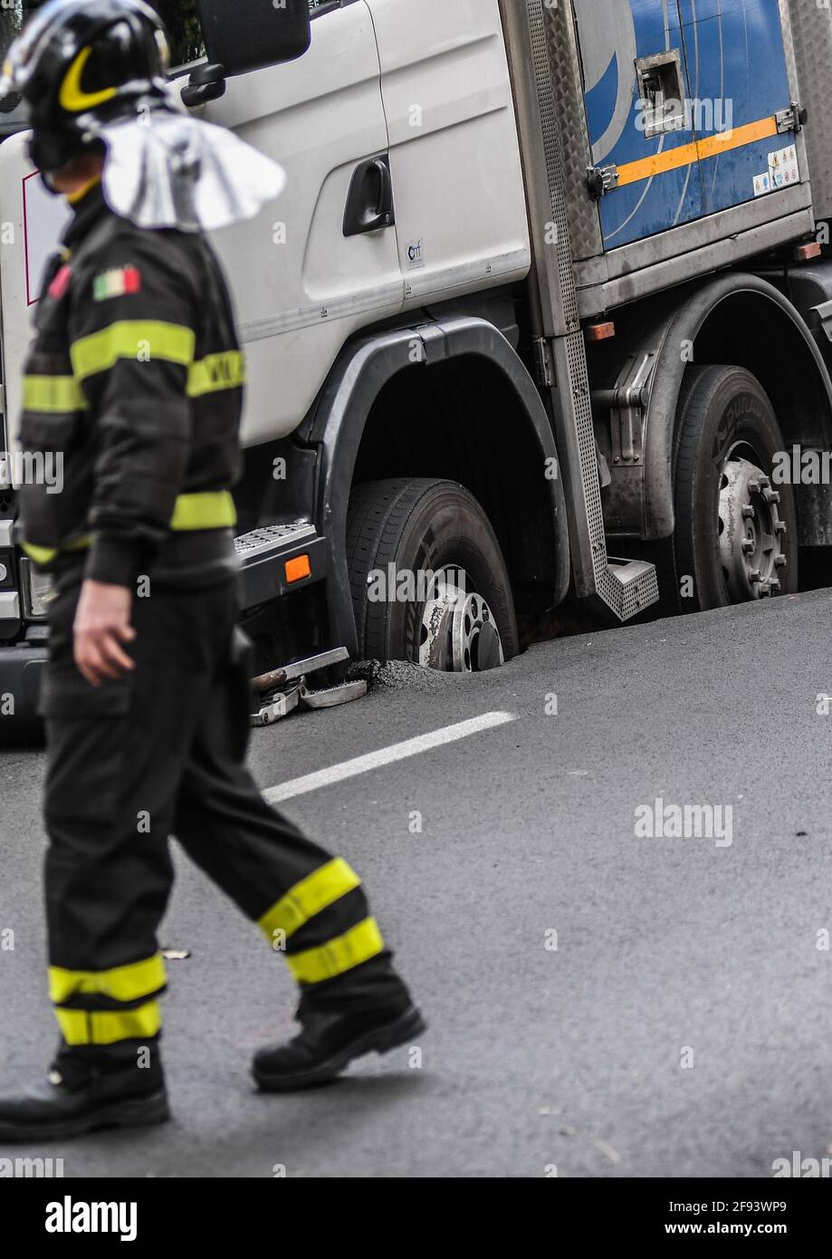 * KEIN INTERNET * KEINE ZEITUNGEN * Rom, Truck versinkt in einer Kluft in der Via dei Colli Portuensi. Stockfoto