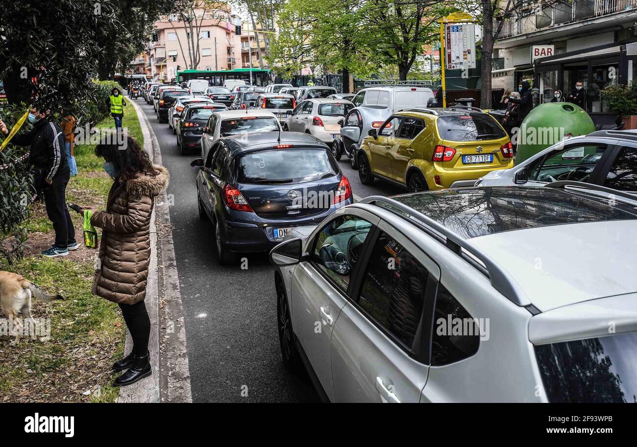 * KEIN INTERNET * KEINE ZEITUNGEN * Rom, Truck versinkt in einer Kluft in der Via dei Colli Portuensi. Stockfoto