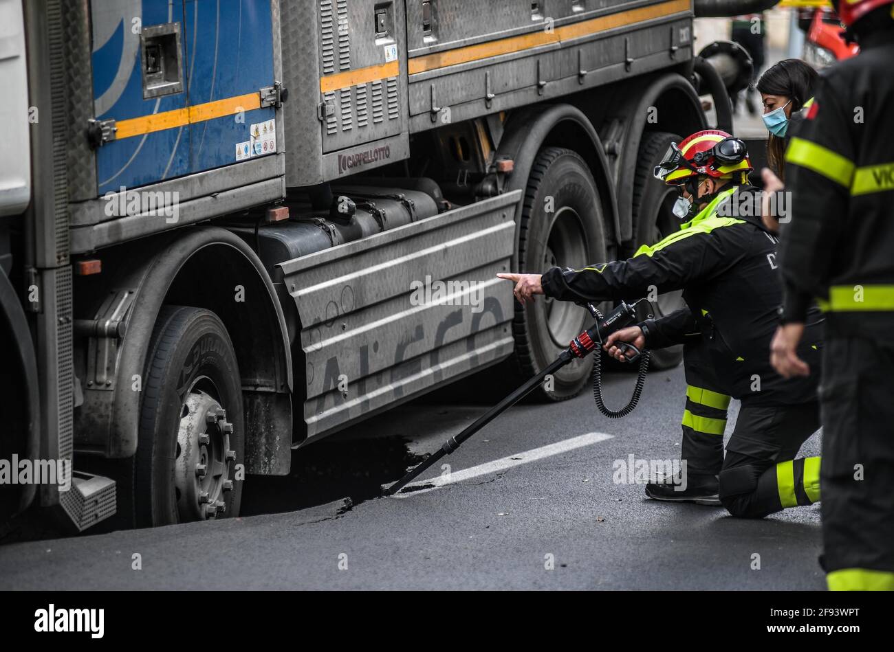 * KEIN INTERNET * KEINE ZEITUNGEN * Rom, Truck versinkt in einer Kluft in der Via dei Colli Portuensi. Stockfoto
