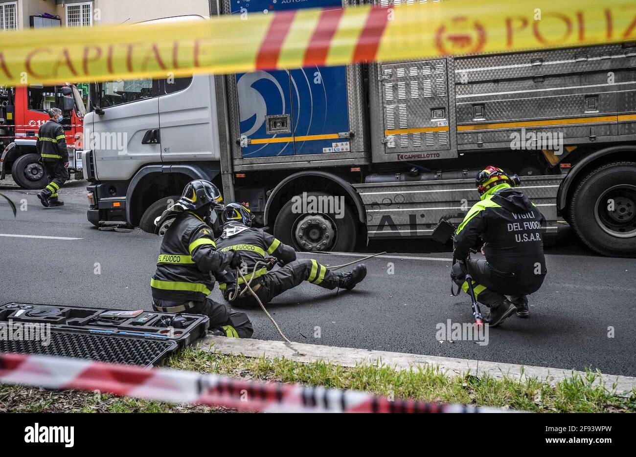 * KEIN INTERNET * KEINE ZEITUNGEN * Rom, Truck versinkt in einer Kluft in der Via dei Colli Portuensi. Stockfoto