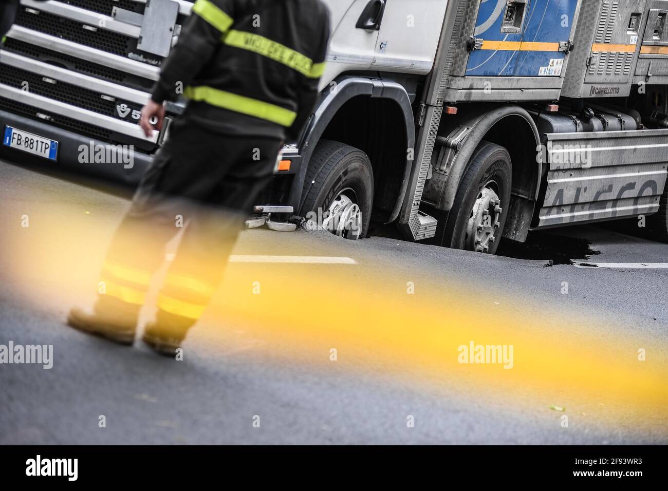* KEIN INTERNET * KEINE ZEITUNGEN * Rom, Truck versinkt in einer Kluft in der Via dei Colli Portuensi. Stockfoto