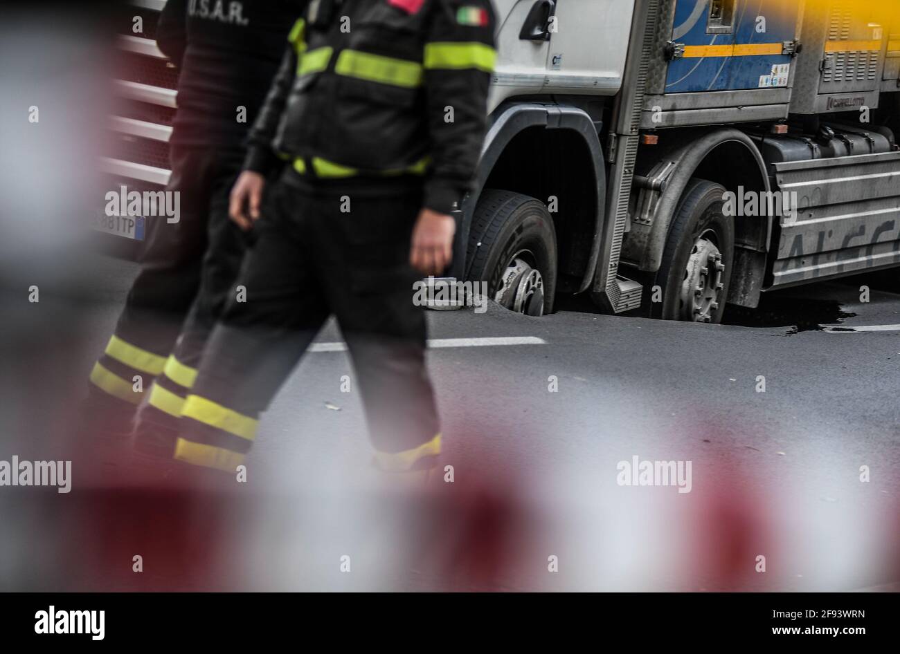 * KEIN INTERNET * KEINE ZEITUNGEN * Rom, Truck versinkt in einer Kluft in der Via dei Colli Portuensi. Stockfoto