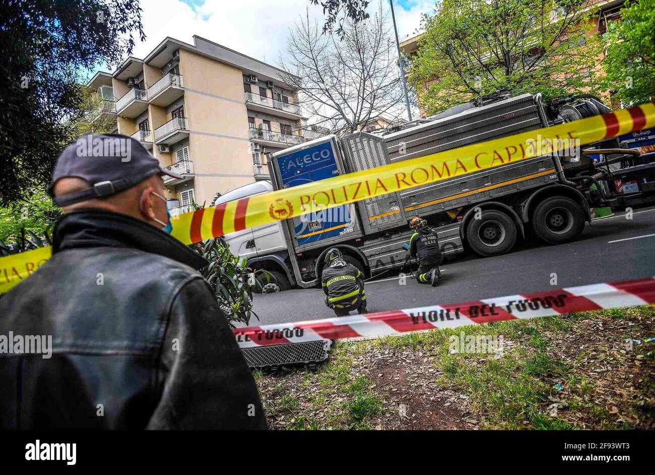 * KEIN INTERNET * KEINE ZEITUNGEN * Rom, Truck versinkt in einer Kluft in der Via dei Colli Portuensi. Stockfoto