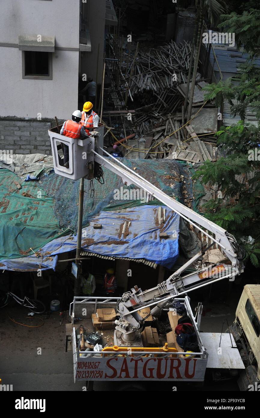 Mumbai Maharashtra Indien April 09 2021 Stadtarbeiter mit Helm Und Sicherheitsschutzausrüstung installiert neue Diodenleuchten Worker in Heben Sie den Eimer an Stockfoto