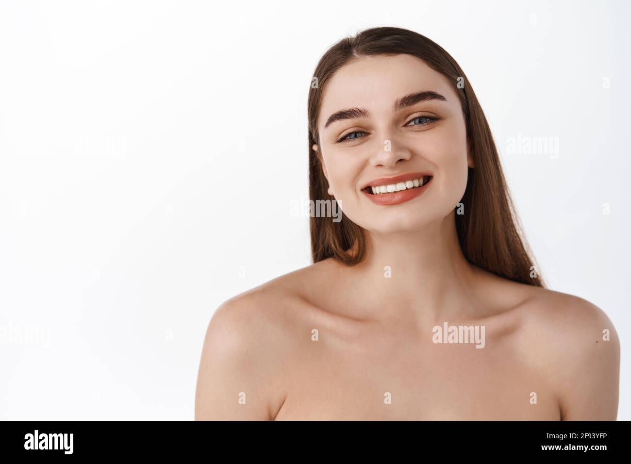 Hautpflege und Schönheit. Nahaufnahme Frauenporträt mit gesunder natürlicher Gesichtshaut, perfekten weißen Zähnen, glänzendem glücklichem Lächeln, Konzept der Hautpflege und Spa Stockfoto