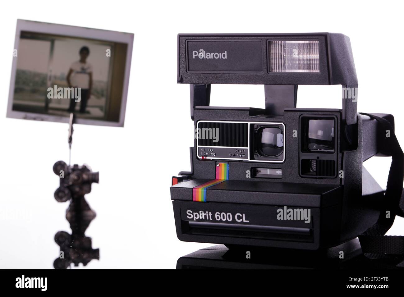 8. April 2021: Gaziantep, Türkei. Eine Polaroid SX-70 Kamera, die 1972  hergestellt wurde. Polaroid war das erste Unternehmen, das die  Sofortbildkamera entwickelte, die kurz nach der Aufnahme einen entwickelten  Druck erstellte. Andere,