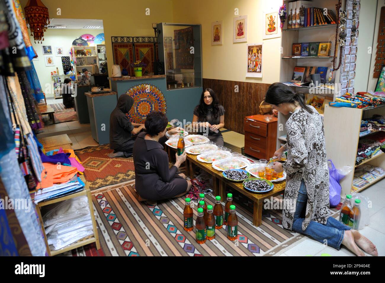 Frauen in indischen Kleidern sari Vorbereitung Prasad für Gemeindemitglieder in der Küche. Prasad - Essen, das im Krishnaismus religiös ist. 3. April 2013. K Stockfoto