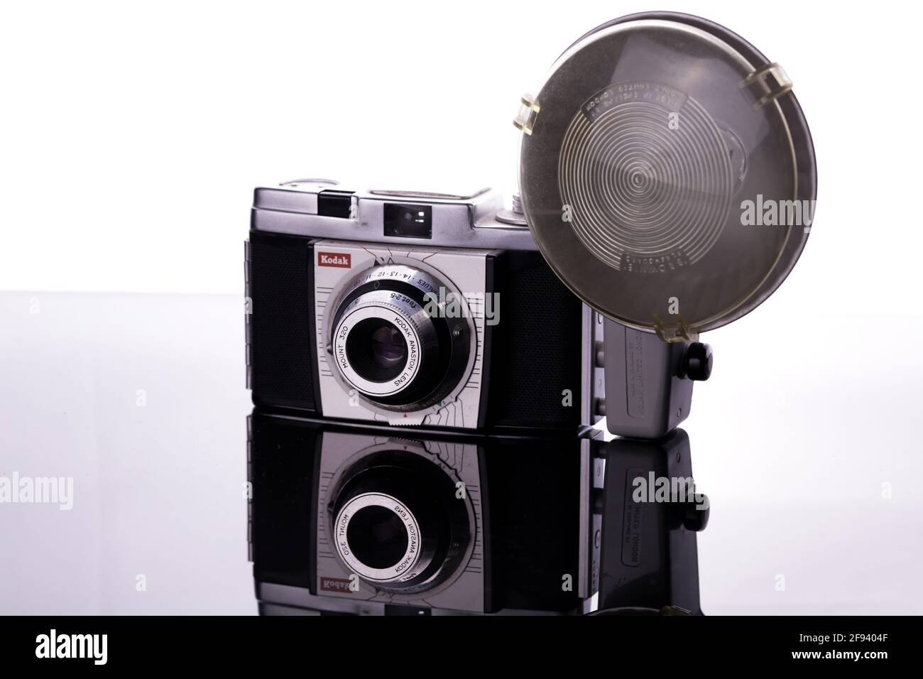 8. April 2021: Gaziantep, Türkei. Eine Kamera aus den 1950er Jahren. In den 1950er Jahren begannen Kameras sehr beliebt mit mehreren Designs eingeführt. Das 35-mm-Format wurde immer beliebter, obwohl der 120-Rollen-Film noch verwendet wurde. In den 1950er Jahren gab es auch eine große Zahl von Kamerafunktionen Credit: Muhammed Ibrahim Ali/IMAGESLIVE/ZUMA Wire/Alamy Live News Stockfoto