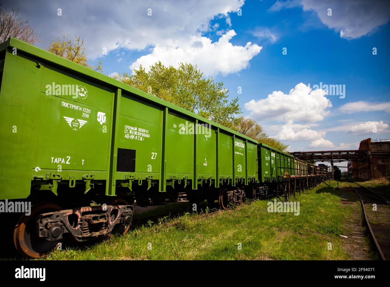 Neue grüne Eisenbahn Trichter Auto. Schulung des Kraftfahrzeugbaus. Petropavl, Kasachstan. Stockfoto