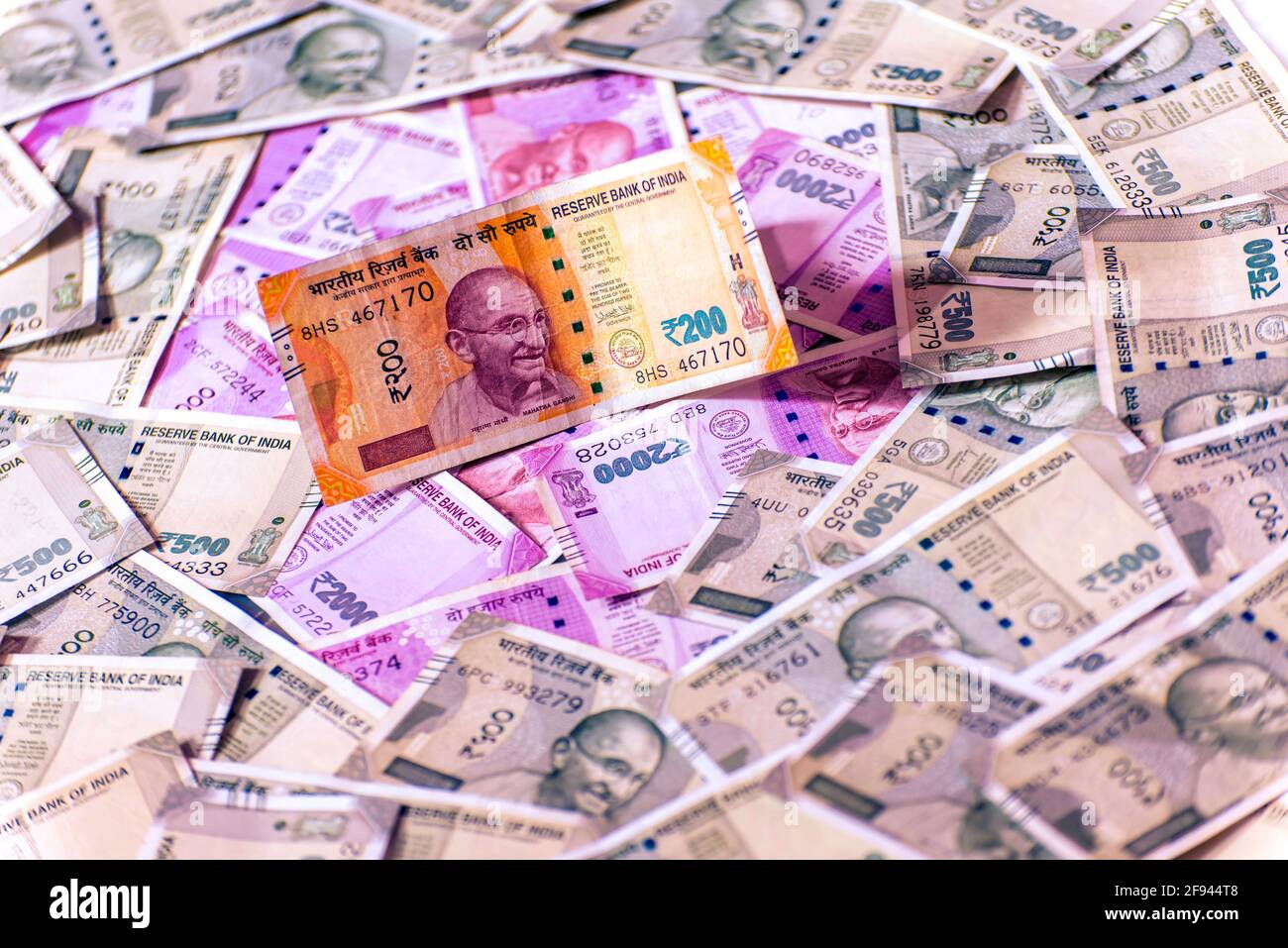 Nahaufnahme von zweihundert indischen Rupien gegen indische Papierwährung Hintergrund Stockfoto