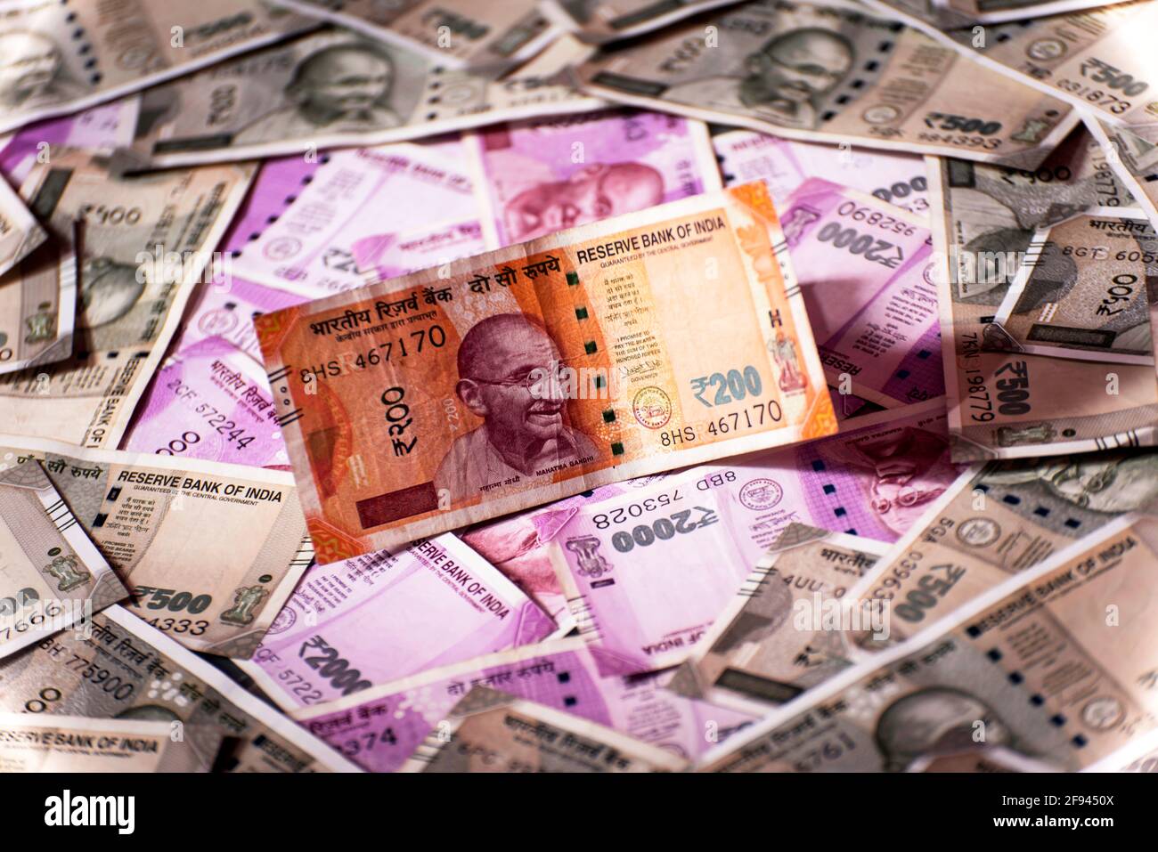 Nahaufnahme von zweihundert indischen Rupien gegen indische Papierwährung Hintergrund Stockfoto