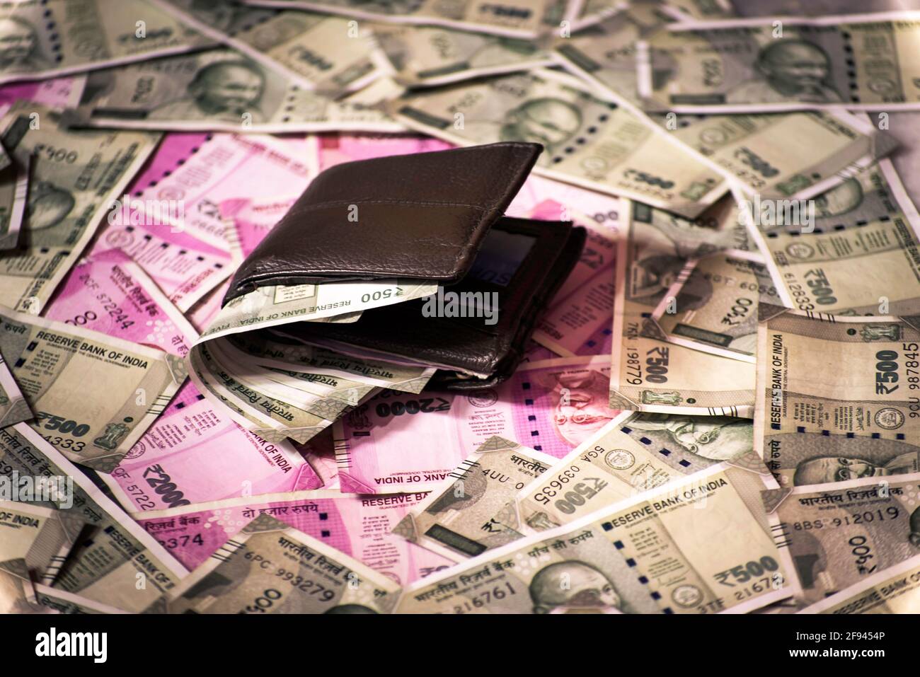 Geldbörse mit fünfhundert Papiergeld gegen indische Banknote Hintergrund Stockfoto