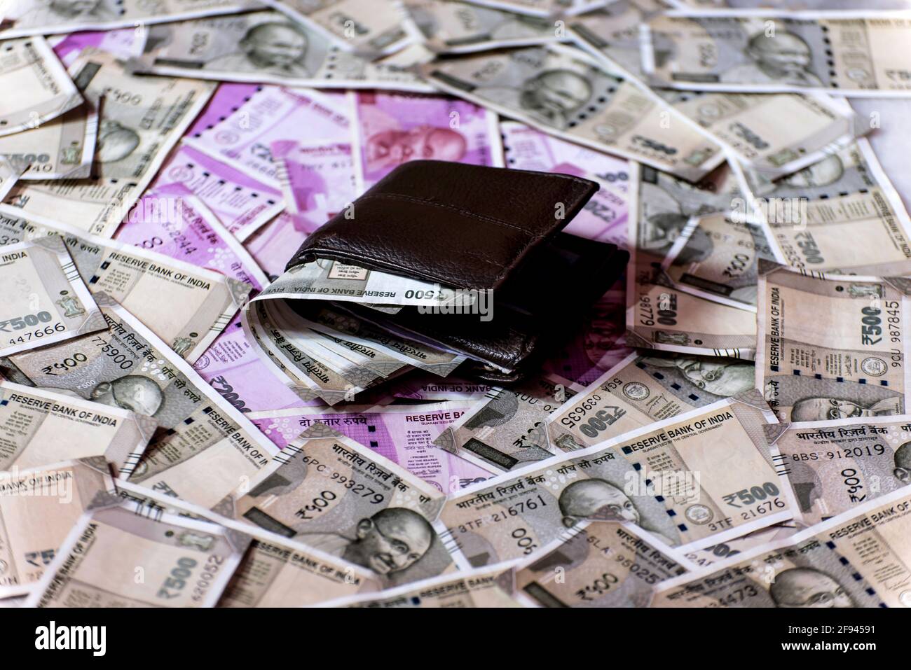 Geldbörse mit fünfhundert Papiergeld gegen indische Banknote Hintergrund Stockfoto