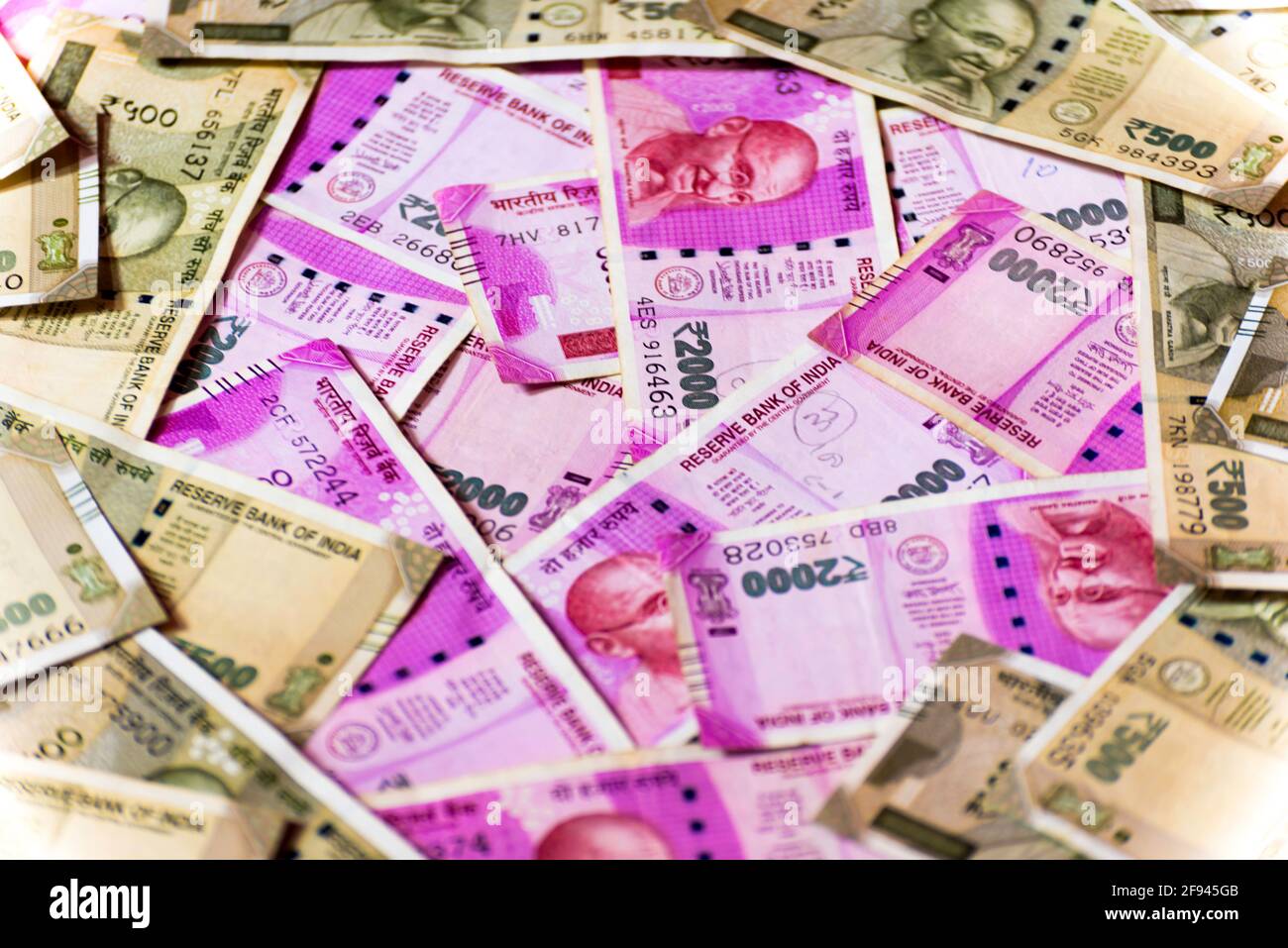 Indische zweitausend Rupien als Hintergrund Papiergeld-Banknote. Stockfoto
