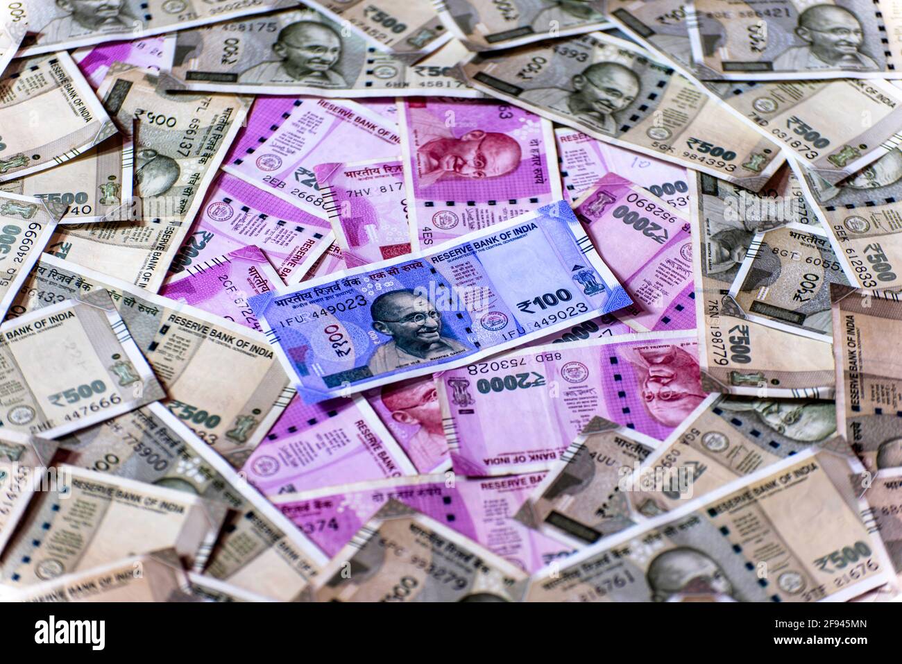 Hundert indische Rupien gegen indische Papierwährung Stockfoto
