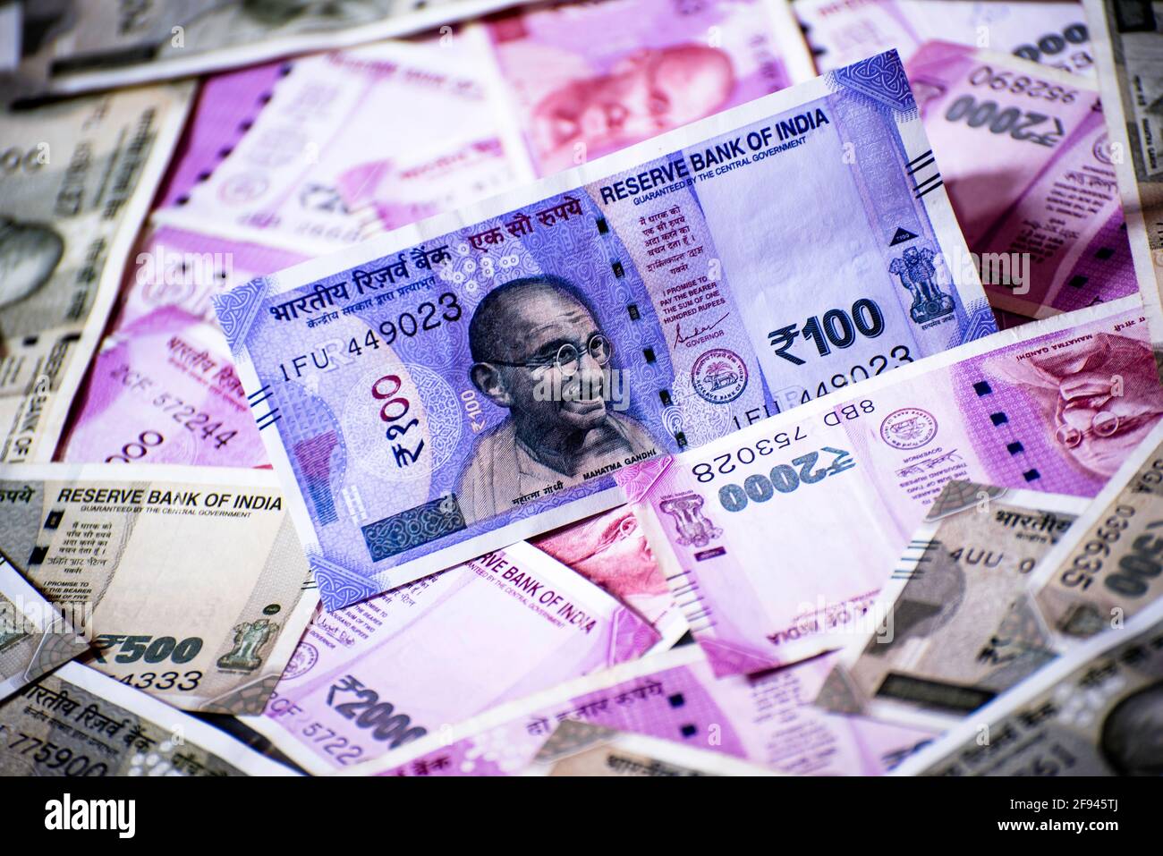 Nahaufnahme von hundert indischen Rupien gegen indische Papierwährung Hintergrund Stockfoto