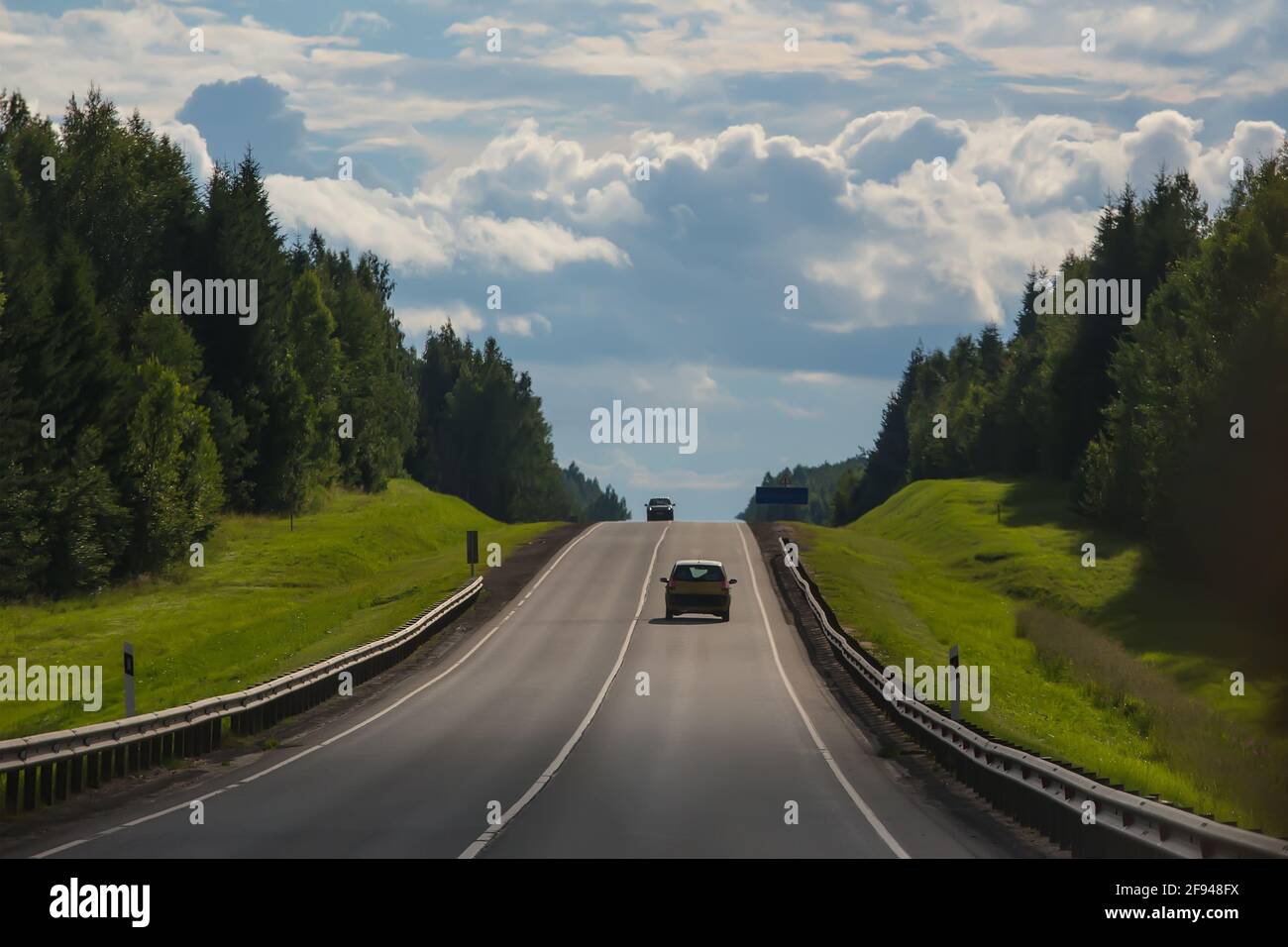 Das Auto fährt den Hügel hinauf auf der Autobahn Stockfoto