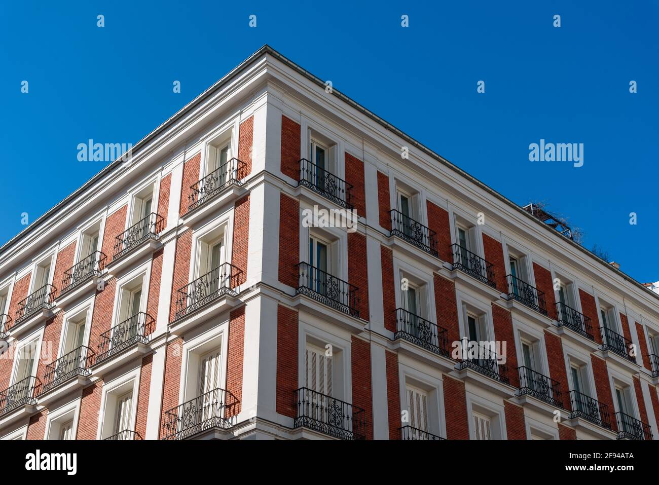 Alte Luxus-Wohngebäude mit Balkonen im historischen Zentrum von Madrid. Konzept Mietordnung und Immobilien Stockfoto