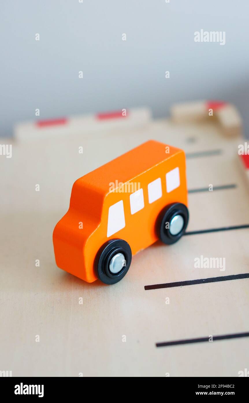 Holzspielzeug spielen Modell Bus Stockfoto