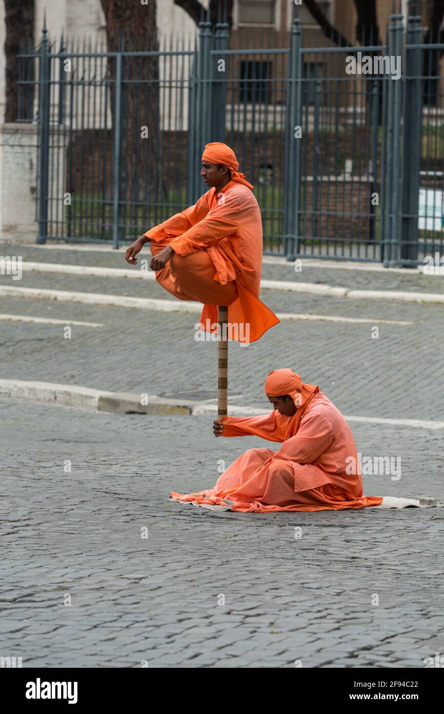 Indische Fakire, die in Rom, Italien, einen Levitationstrick durchführen Stockfoto