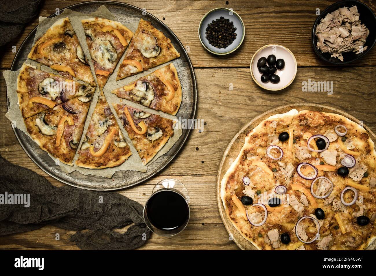 Leckere hausgemachte Pizza mit Salami und Gemüse, eine Thunfisch-Pizza ...
