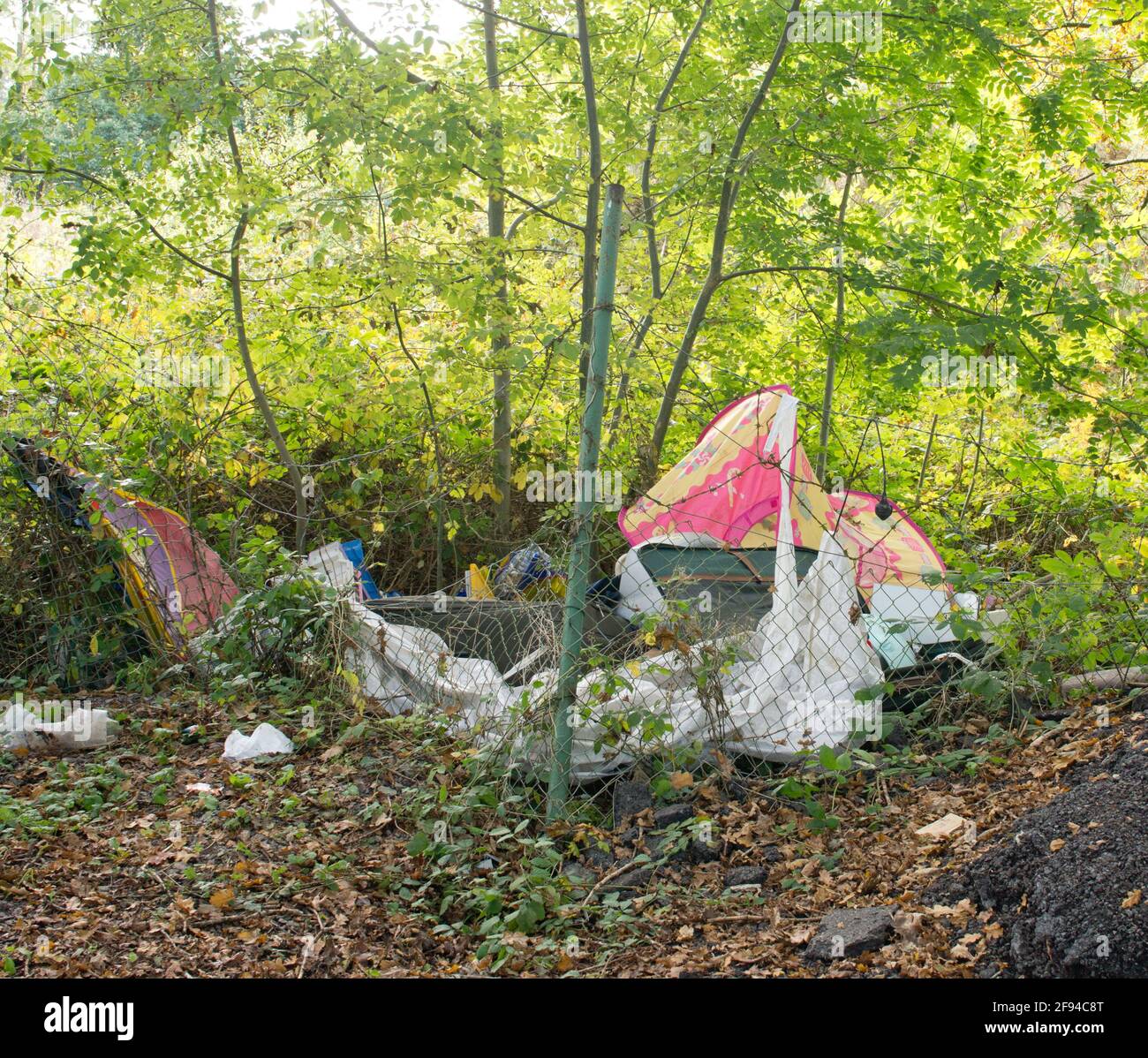 Fly kippte Müll einschließlich eines Zeltes in einem Land gedumpt Fahrspur Stockfoto