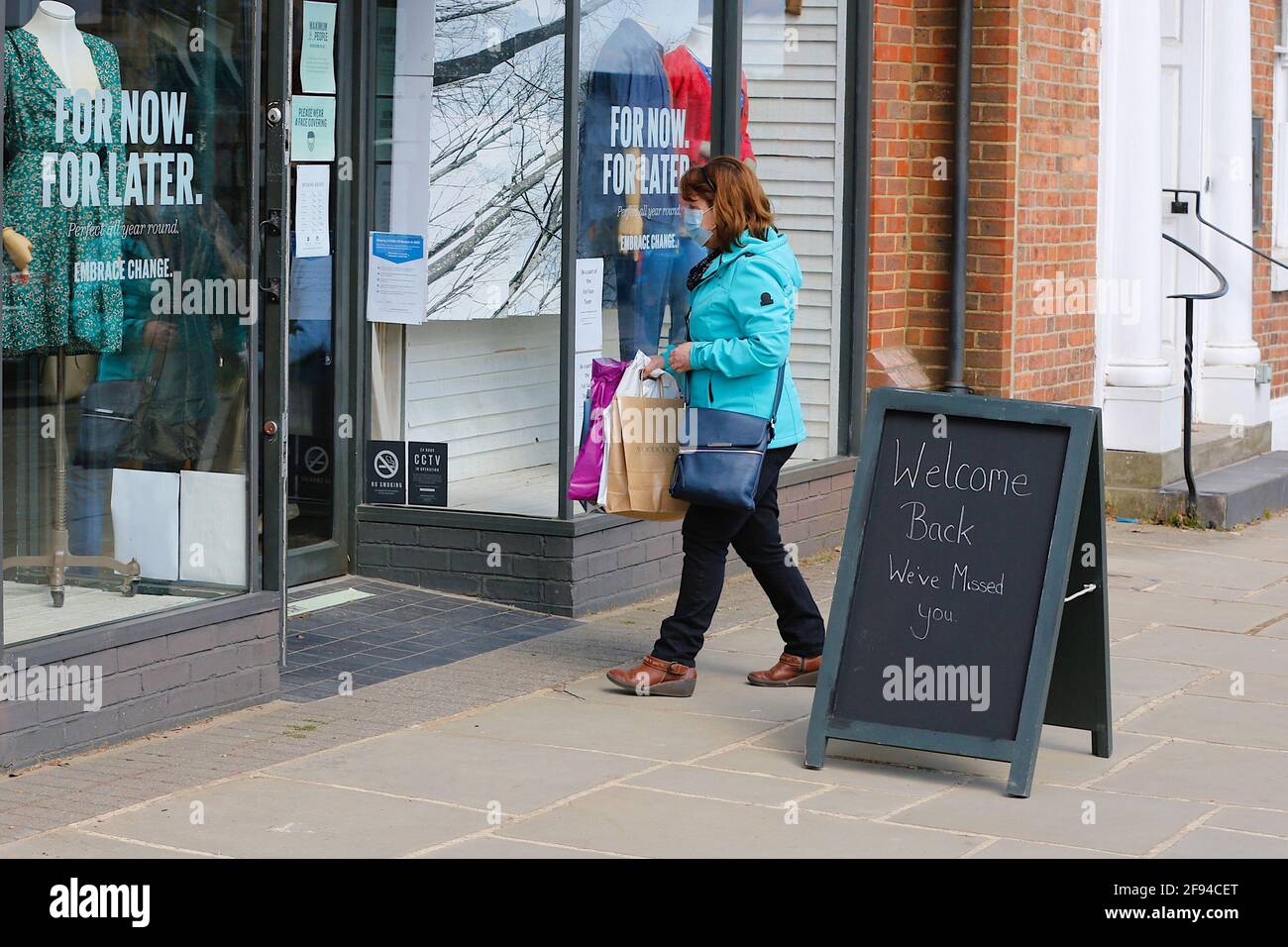 Tenterden, Kent, Großbritannien. 16 April 2021. Wetter in Großbritannien: Sonnig in der Stadt Tenterden in Kent, während die Menschen aussteigen und das milde Wetter genießen, nachdem die Sperrungsbeschränkungen etwas aufgehoben wurden. Die Leute betreten einen Laden, in dem ein Willkommensschild angezeigt wird, das wir verpasst haben. Foto-Kredit: Paul Lawrenson /Alamy Live Nachrichten Stockfoto