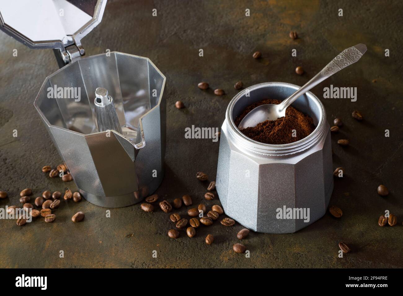 Italienischer Mokatopf. Espresso zubereiten Stockfoto