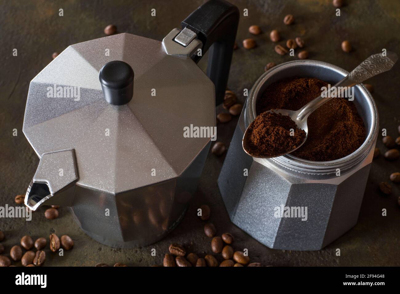 Italienischer Mokatopf. Espresso zubereiten Stockfoto