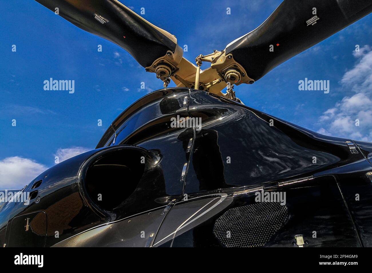 Nahaufnahme der Rotoren einer Glocke 430 Helikopter mit einer Fliege Stockfoto