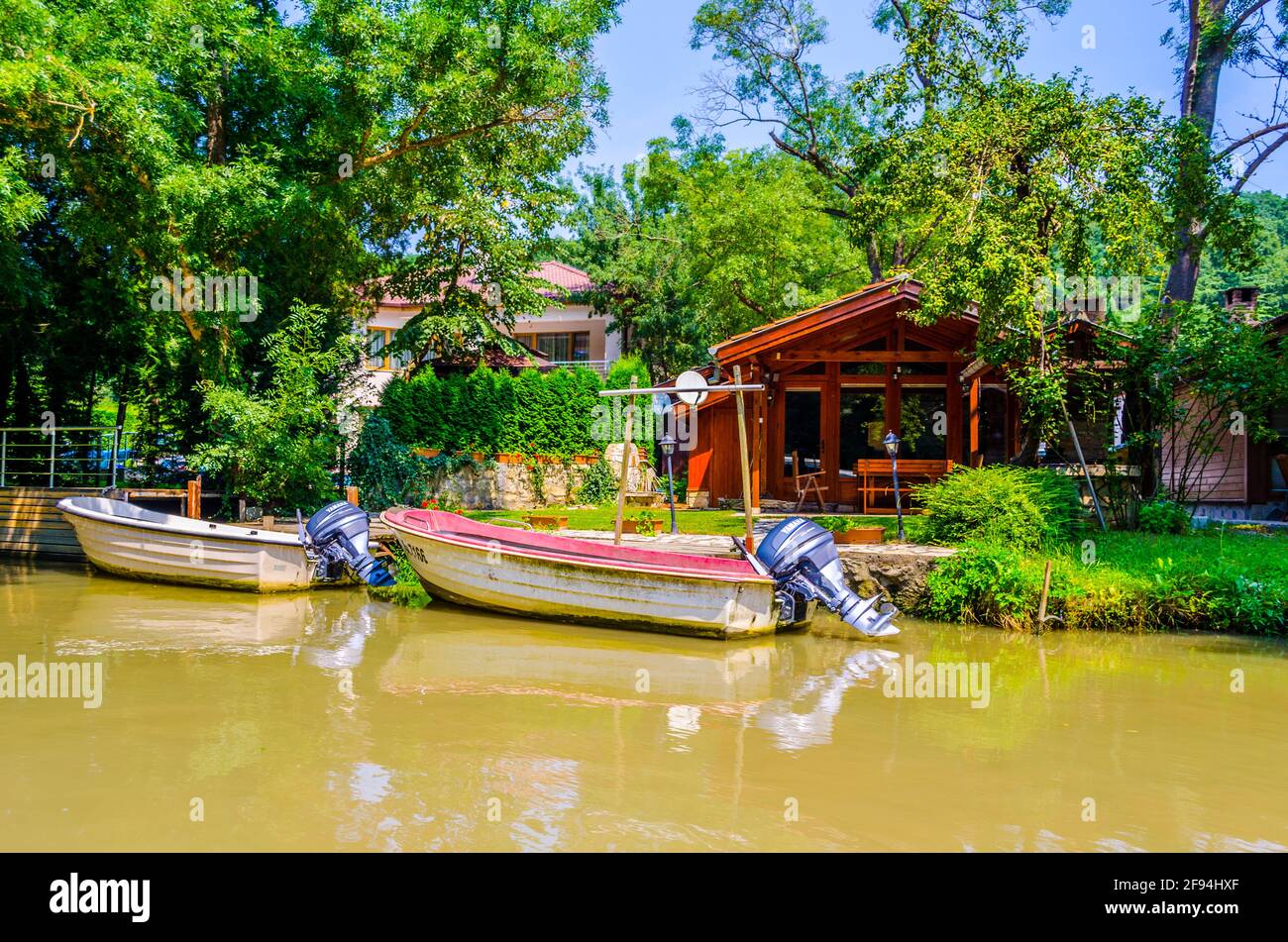 Blick auf ein Boot, das vor Anker liegt und wartet, machen Sie eine Kreuzfahrt auf dem ropotamo Fluss in Bulgarien. Stockfoto