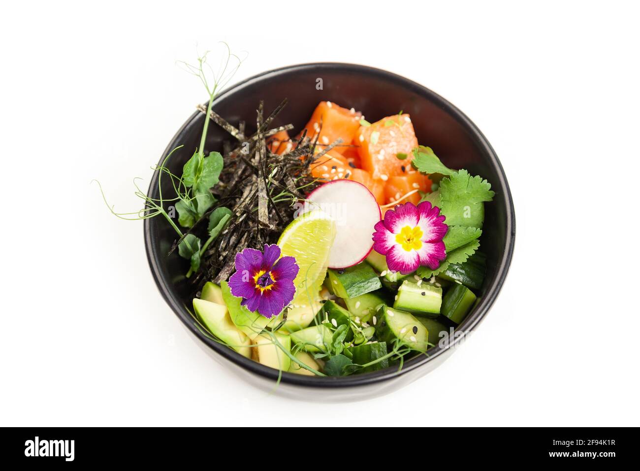 Mit Lachs in eine Schüssel stecken. Zutaten frischer Lachs, Avocado, Gurke, Reis, Tamarindensauce, Mangosauce, Nori, Limette, Sesamsamen, Koriander Stockfoto