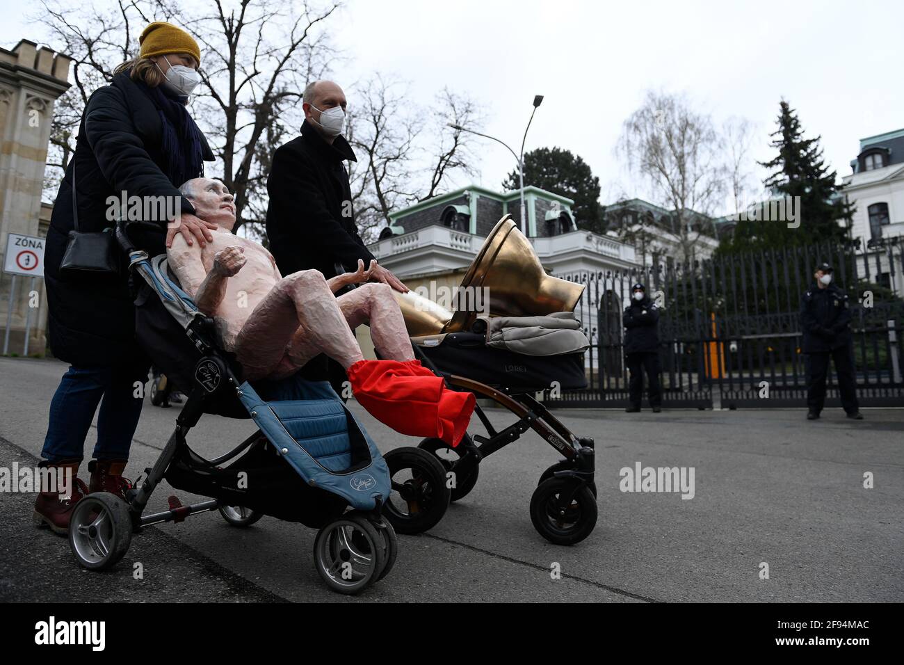 Prag, Tschechische Republik. April 2021. Die Kaputin-Aktivistengruppe brachte am 16. April 2021 eine Statue des russischen Präsidenten Wladimir Putin, die auf einer goldenen Toilette vor der russischen Botschaft in Prag, Tschechische Republik, saß, aus Protest gegen die Inhaftierung des russischen Oppositionsführers Alexej Nawalny, die Menschenrechtsverletzungen in Russland und seine Aggression gegen die Ukraine. Quelle: Ondrej Deml/CTK Photo/Alamy Live News Stockfoto