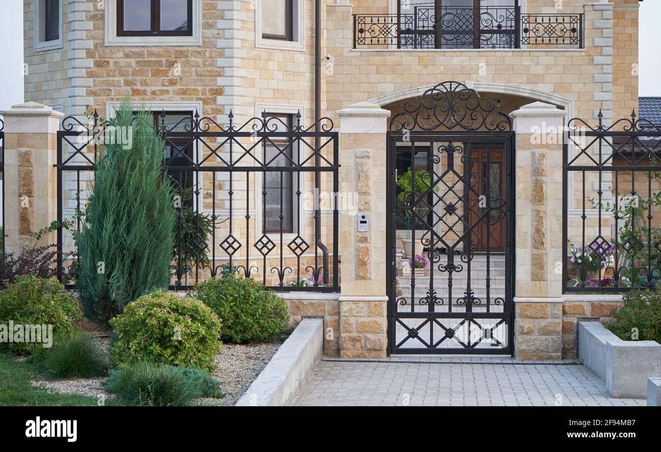 Luxus Metall geschmiedet Haustür und Zaun in einem privaten Haus Stockfoto